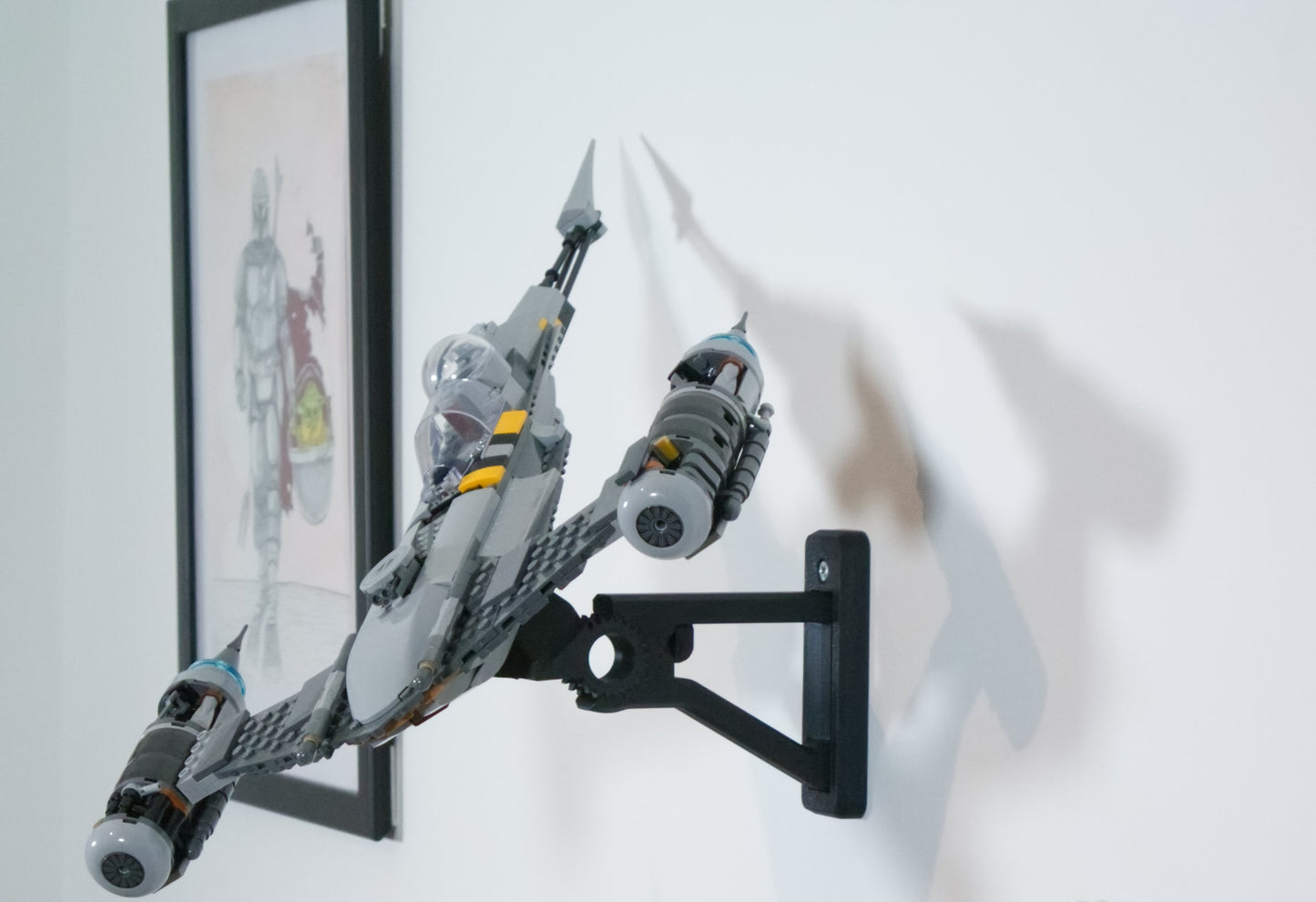 Uchwyt na ścianę na zestaw LEGO N-1 Myśliwiec Mandalorian 75325 + Uchwyt na minifigurki