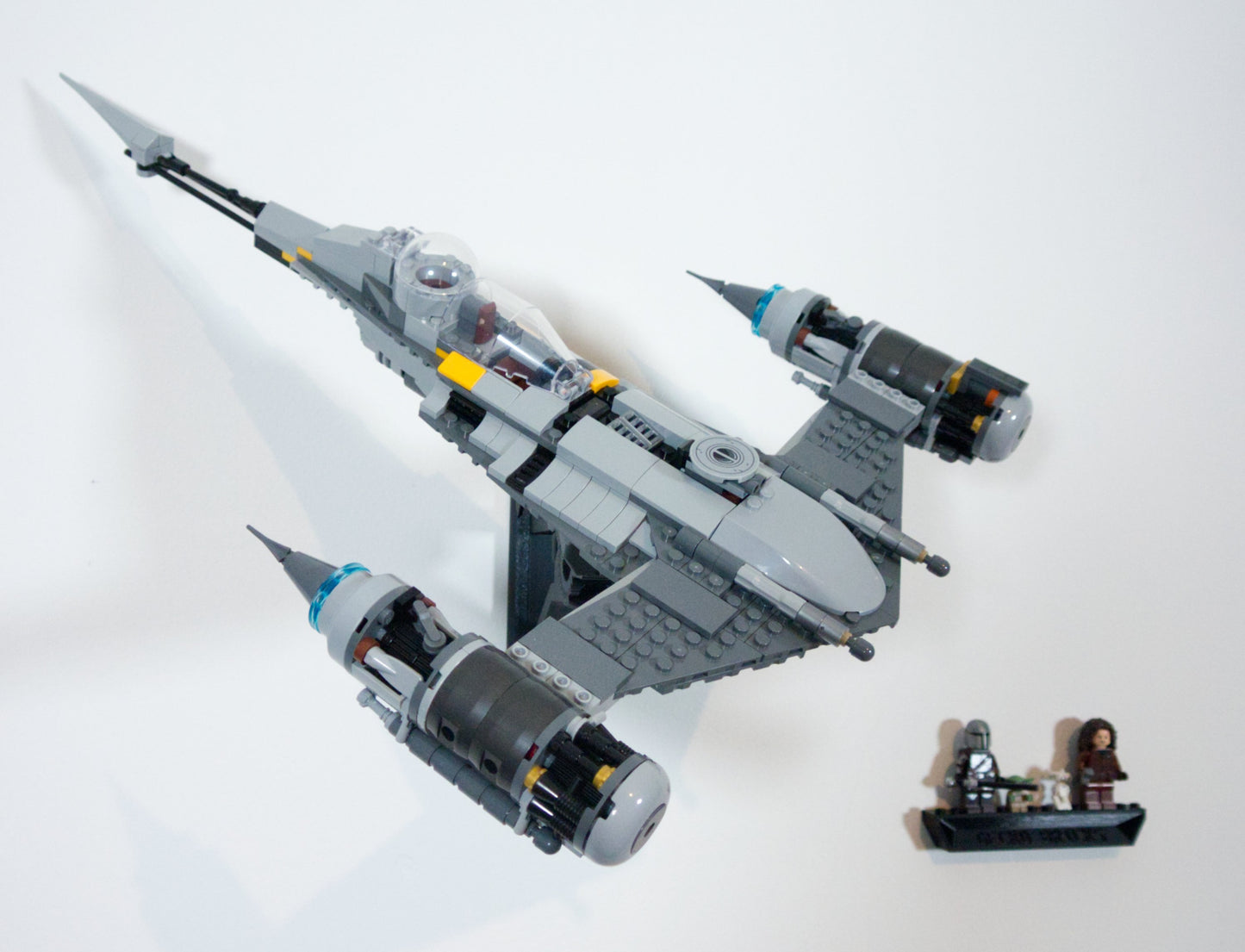 Uchwyt na ścianę na zestaw LEGO N-1 Myśliwiec Mandalorian 75325 + Uchwyt na minifigurki