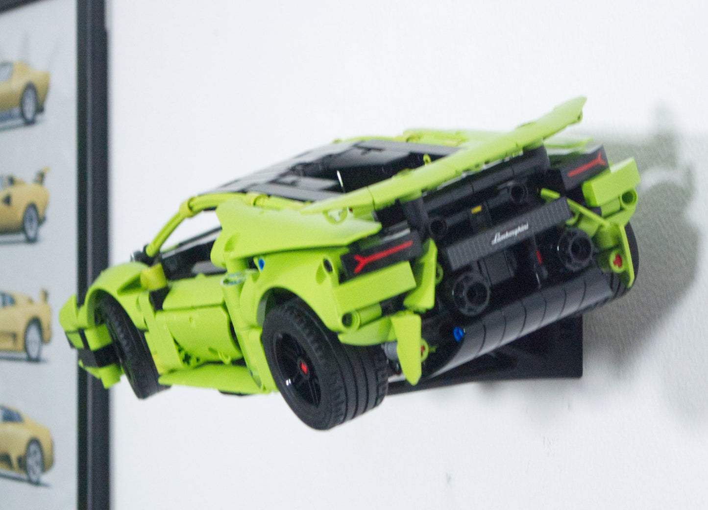 Uchwyt na ścianę na zestaw LEGO 42161 Lamborghini Huracan + Uchwyt pionowy