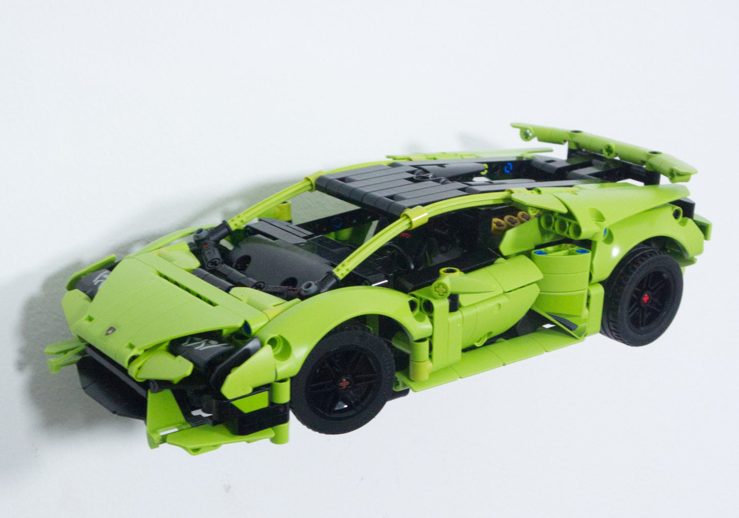 Uchwyt na ścianę na zestaw LEGO 42161 Lamborghini Huracan + Uchwyt pionowy