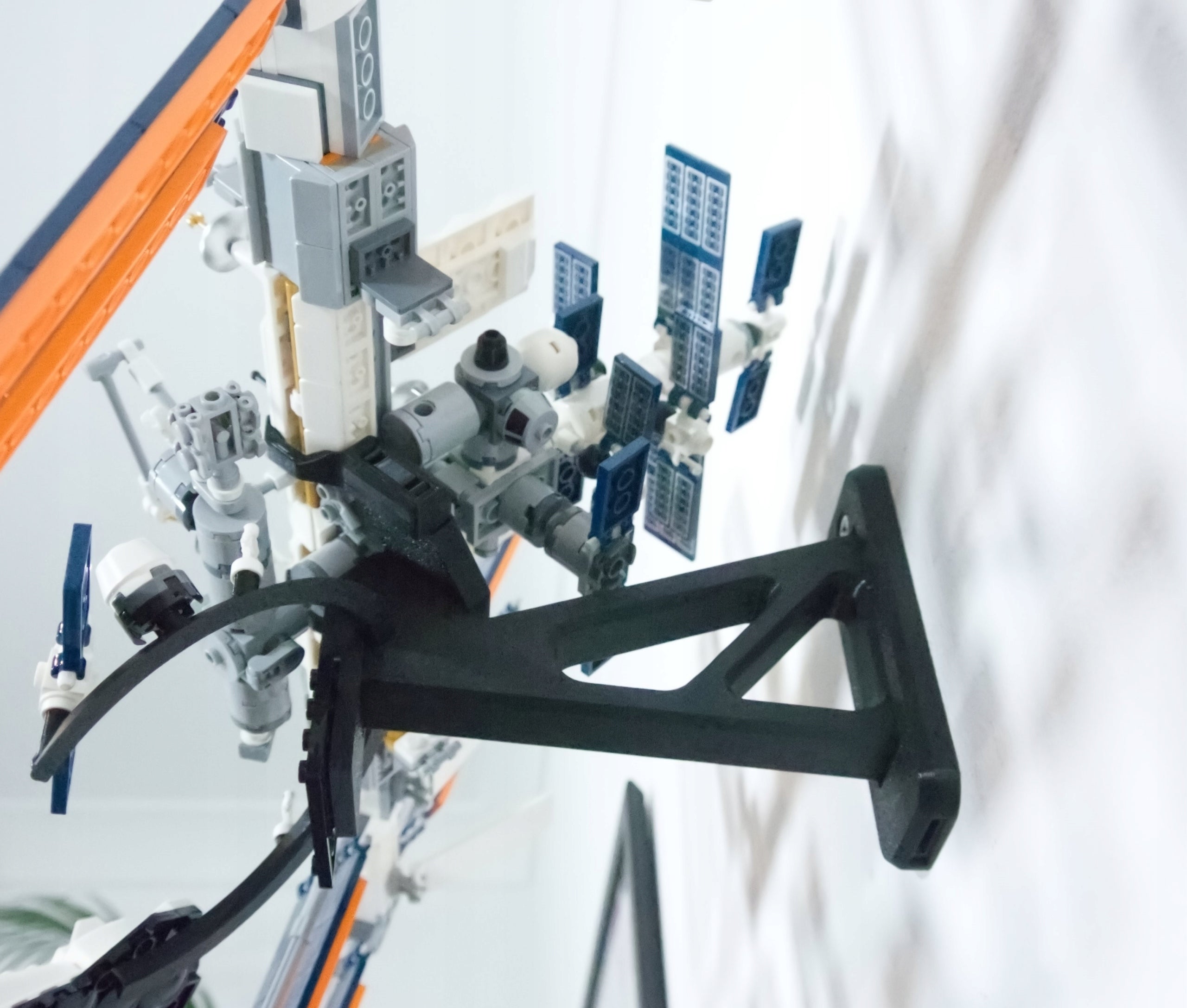 Uchwyt na ścianę na zestaw LEGO Międzynarodowa Stacja Kosmiczna